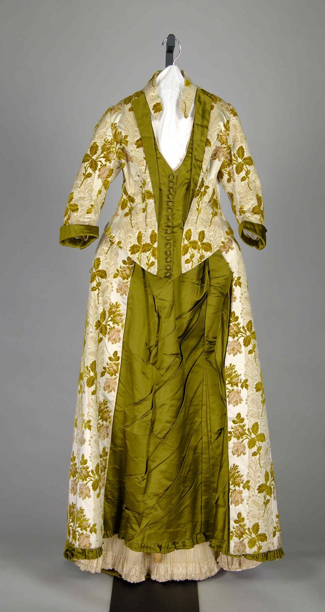 Dress, American, 1885.    1152589   no       norwegian Successfully Translated  Original: Oumayagashi, from the series "One Hundred Famous Views of Edo (Meisho Edo hyakkei)" Translat: Oumayagashi, from the series "One Hundred Famous Views of Edo (Meisho Ed av Marion E. Dick