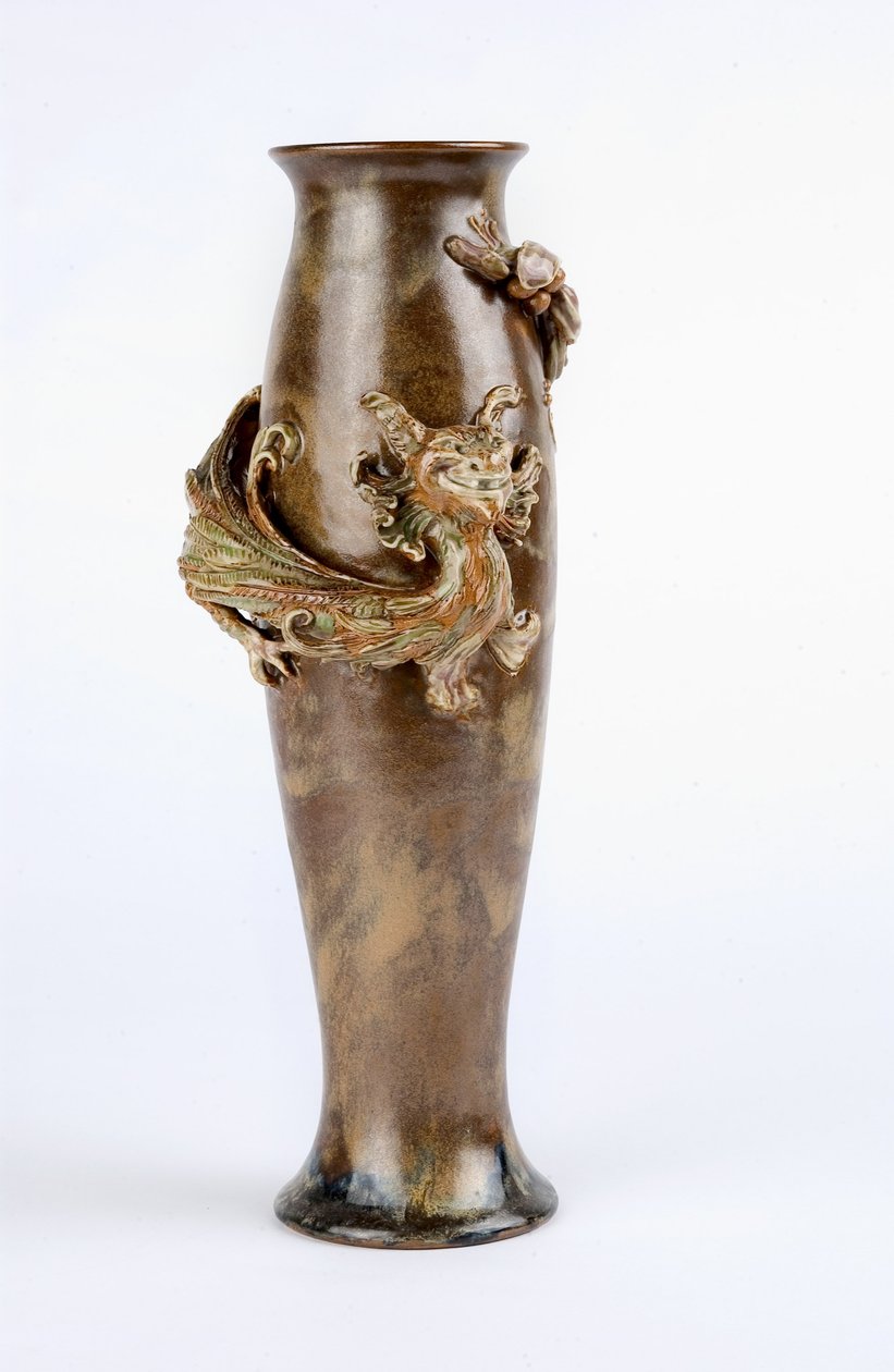 Grønn og brun glasert vase med støpt dragerelieff, Doulton und Co., Lambeth, ca. 1905 (steintøy) av Mark V. Marshall