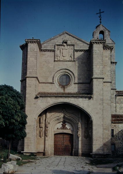 Fasade til Real Monasterio de Santo Tomas, bygget 1482-93 av Martin de Solorzano