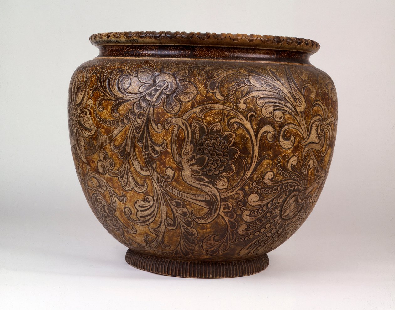 En stor Martin Brothers jardiniere dekorert med rullende planter og løvverk, 1888 av Martin Brothers