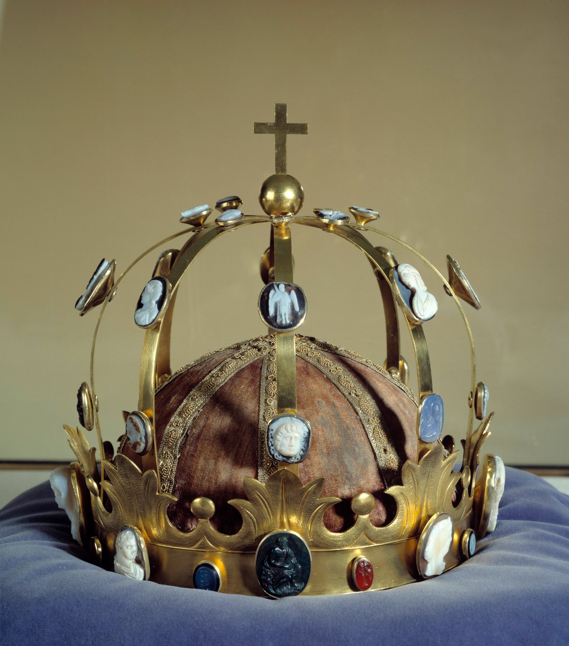 Krone kjent som Charlemagne brukt til kroningen av keiser Napoleon I (1769-1821), laget av Martin Guillaume (Martin-Guillaume) Biennais (1764-1843) gull og dekorert av camees av Martin Guillaume Biennais