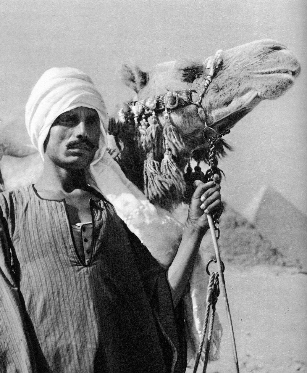 Kamelfører nær pyramidene, Egypt, 1937 av Martin Hurlimann