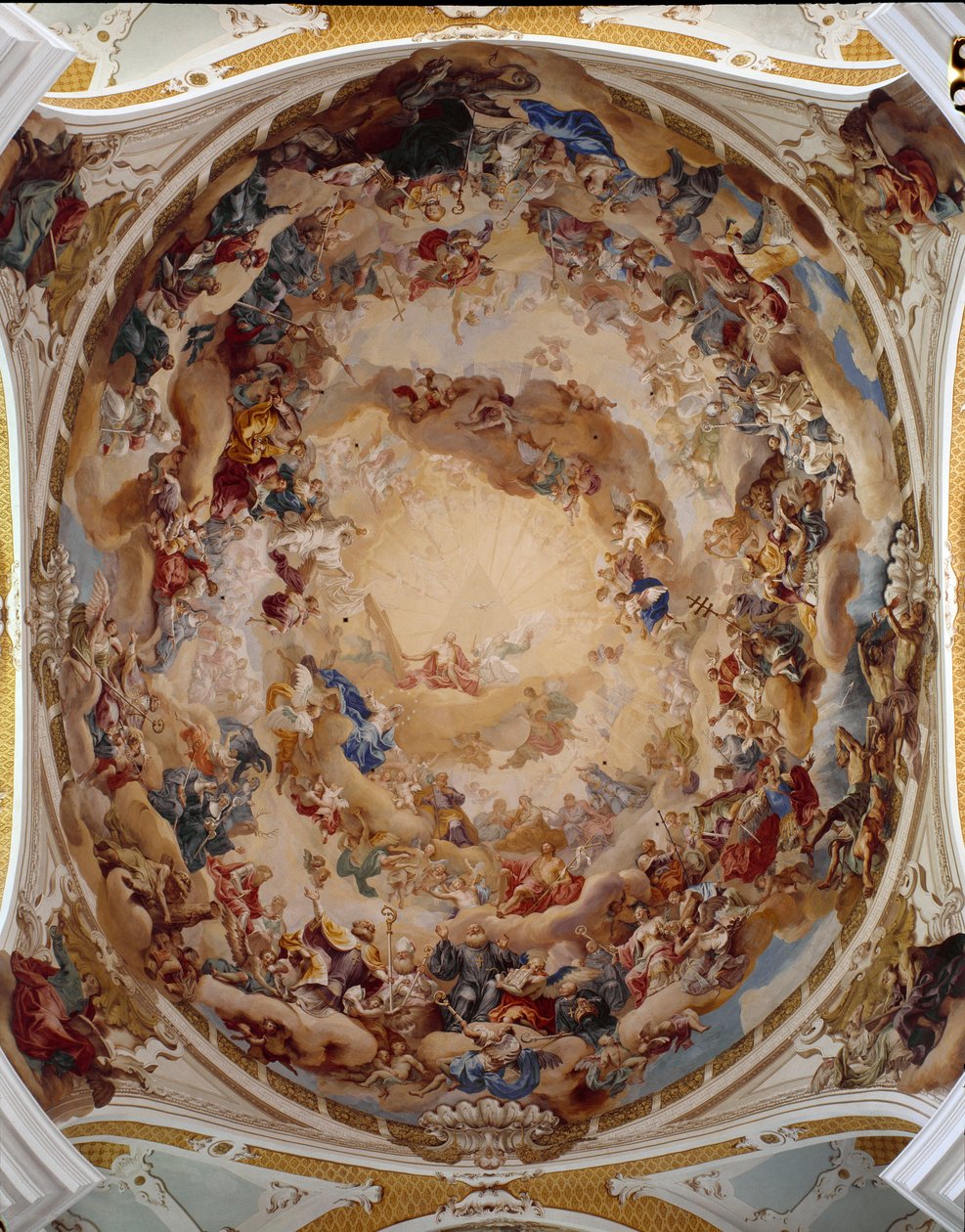 Utsikt over freskene av Martin Knoller (1725-1804) som dekorerer kuppelen til benediktinerklosteret Ulrich og Afra. Neresheim, Tyskland. I midten, representasjon av den hellige treenighet: Jesus Kristus, Gud og Den Hellige Ånds due av Martin Knoller