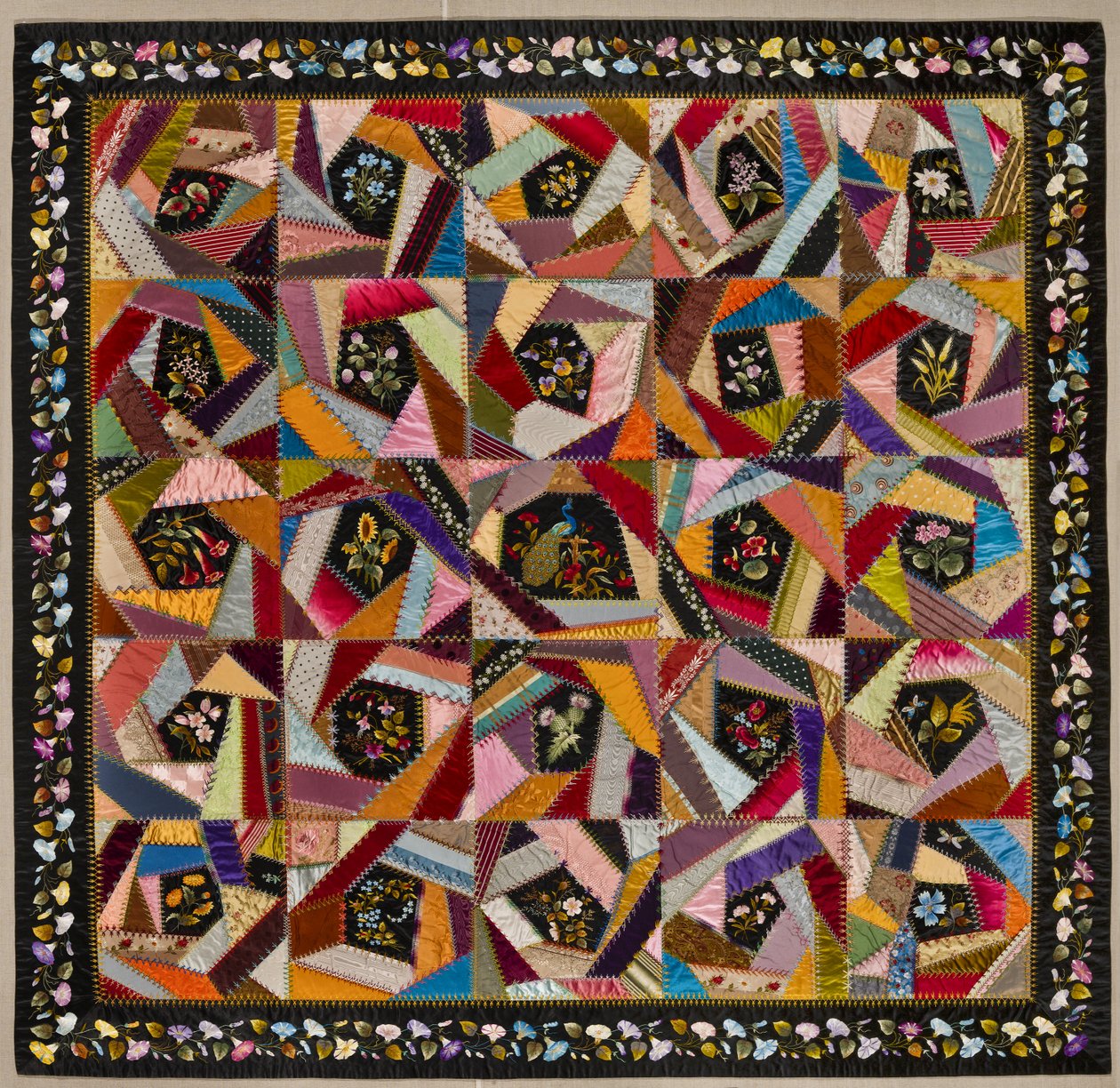 Crazy Quilt, ca. 1880 (silke) av Mary A. Stinson