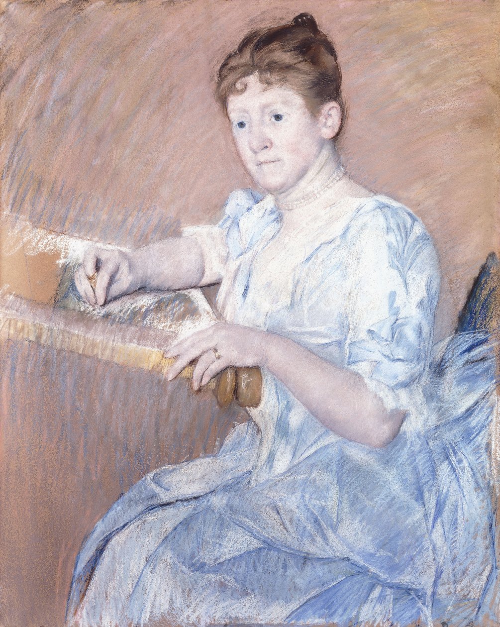 Fru Alexander J. Cassat i en blå aftenkjole sitter ved en billedvevsramme, av Mary Cassatt