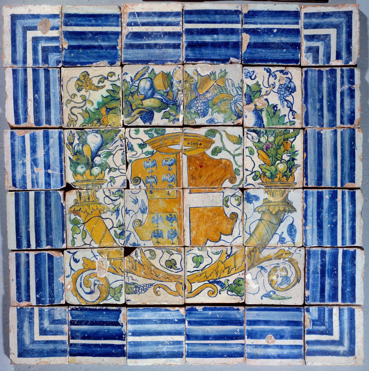 Fortau med armene til Madeleine de Savoie. Fajanse av Masseot Abaquesne (kjent mellom 1526-1564) Enouen fra 1500-tallet. Nasjonalt renessansemuseum av Masseot Abaquesne
