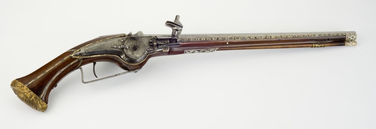 En av et par hjullåsehylsterpistoler, ca. 1650 (stål, slangetre, bein eller horn, forgylt messing og jern) av Master H. W.