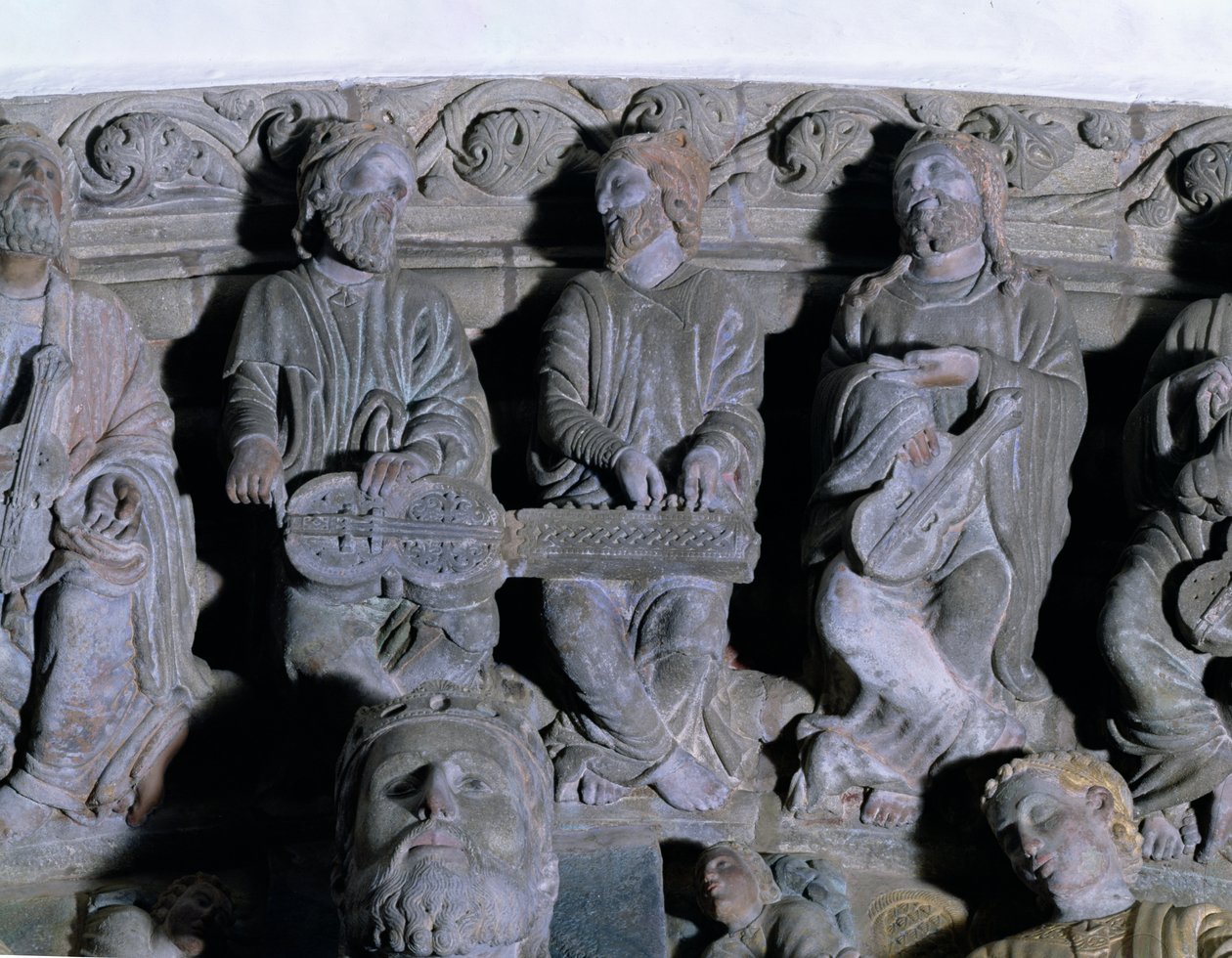 Detalj av Portico de la Gloria som viser musikerestein av Master Mateo