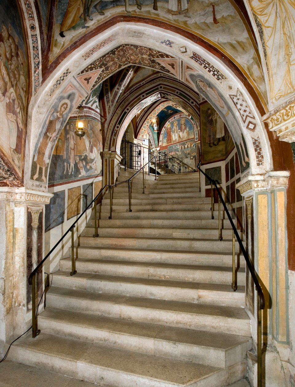 Utsikt over den hellige trappen bygget på ordre fra Abbe John V (Giovanni V) (1060-1121) og dekorert med fresker av mesteren til Sacro Speco og hans følge. 1300-tallet. Klosteret Saint Benedetto (Sacro Speco), Subiaco (Roma), Italia av Master Trecentesco of Sacro Speco School