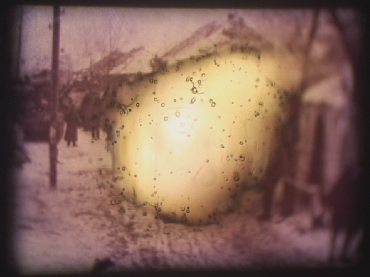 Barbarossa, 2002 (Videoprojektor og simulert lysbildeprojektor) av Mat Collishaw