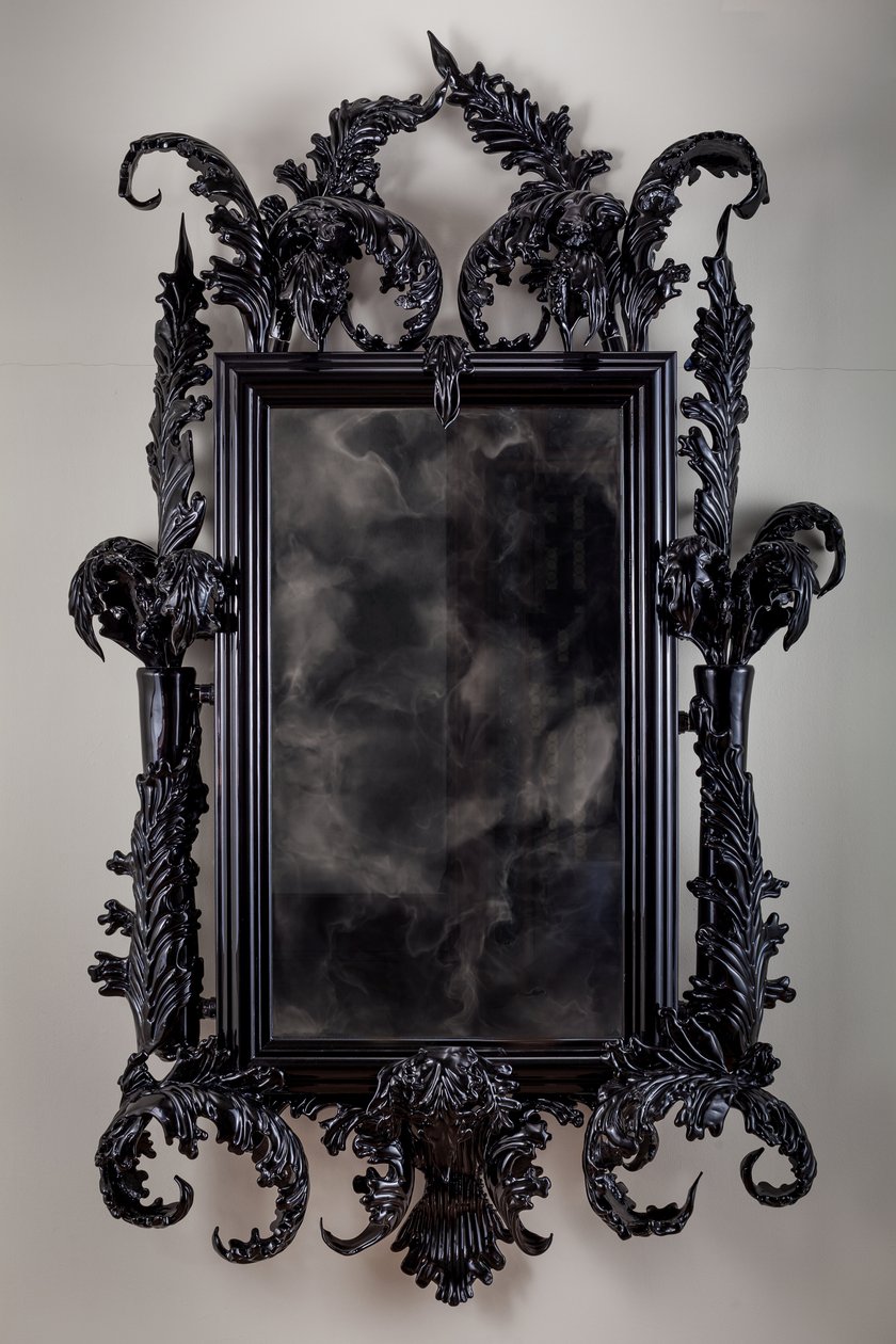 Øst for Eden, 2013 (svart Murano-glass, overvåkingsspeil, stål, tre, lakk, LCD-skjerm og harddisk) av Mat Collishaw