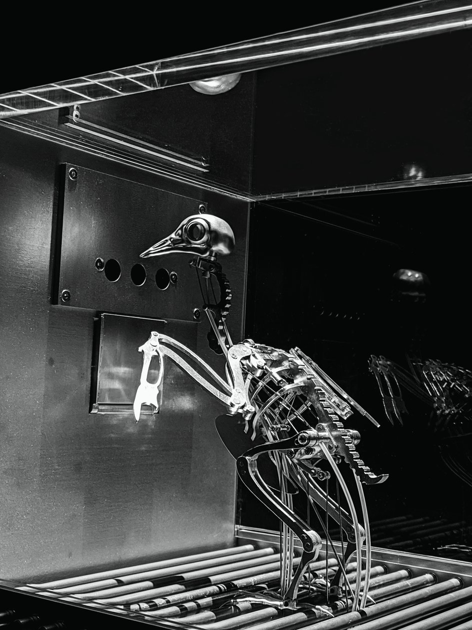 Maskinsonen, 2019 (stål, aluminium, servomotorer) av Mat Collishaw