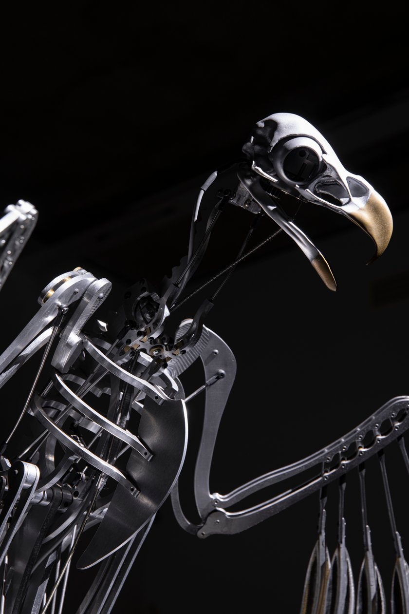 Nervehyllen, 2019 (acetal, akryl, aluminium, messing, elektriske kretser, maling, PVC, harpiks, servomotorer, stål) av Mat Collishaw