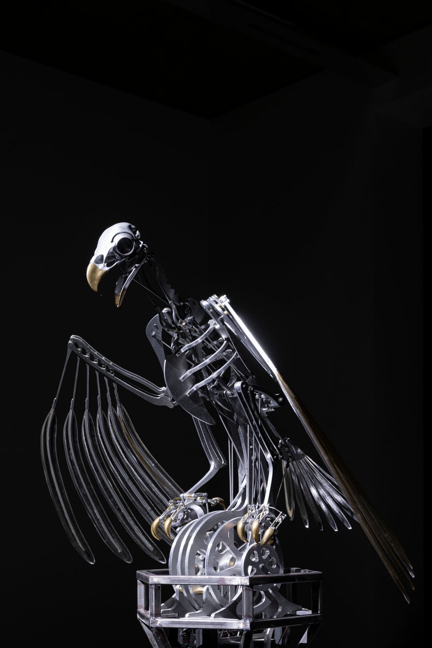 Nervehyllen, 2019 (acetal, akryl, aluminium, messing, elektriske kretser, maling, PVC, harpiks, servomotorer, stål) av Mat Collishaw