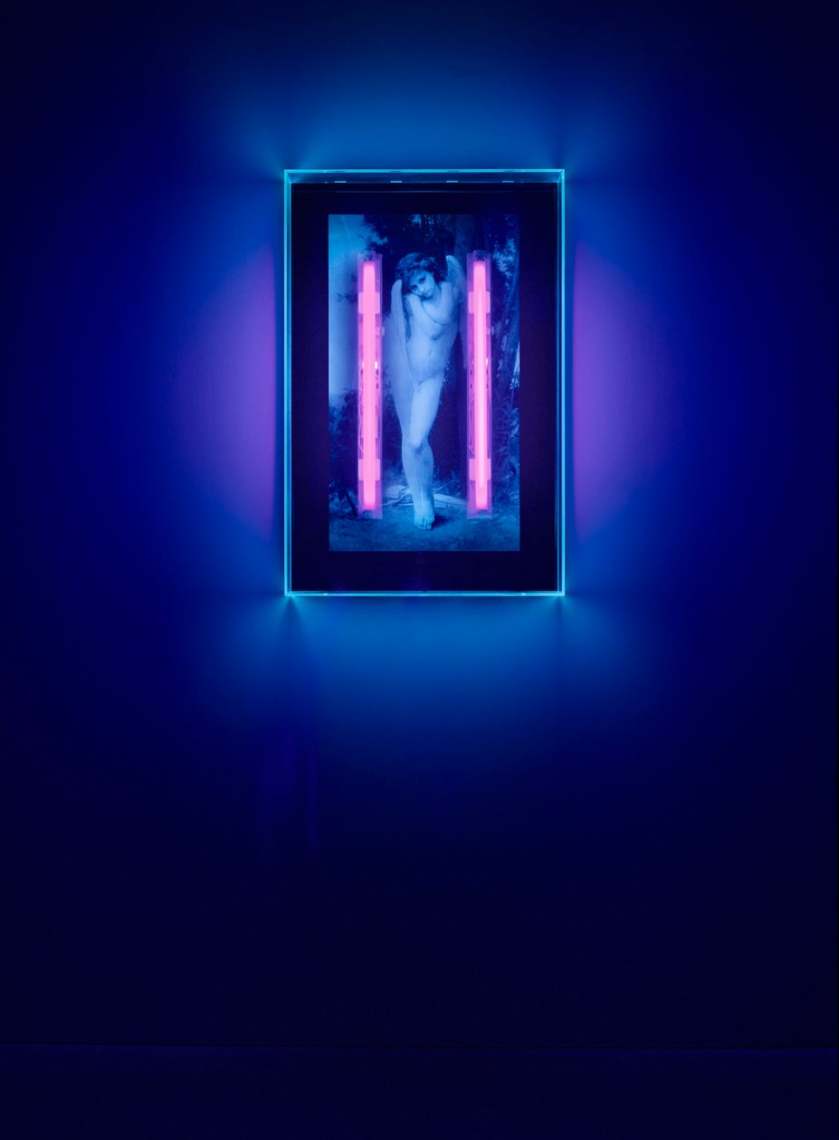 Ultrafiolett engel, 2008 (ultrafiolett blekk på pleksiglassboks, 2 ultrafiolette neonlys) av Mat Collishaw