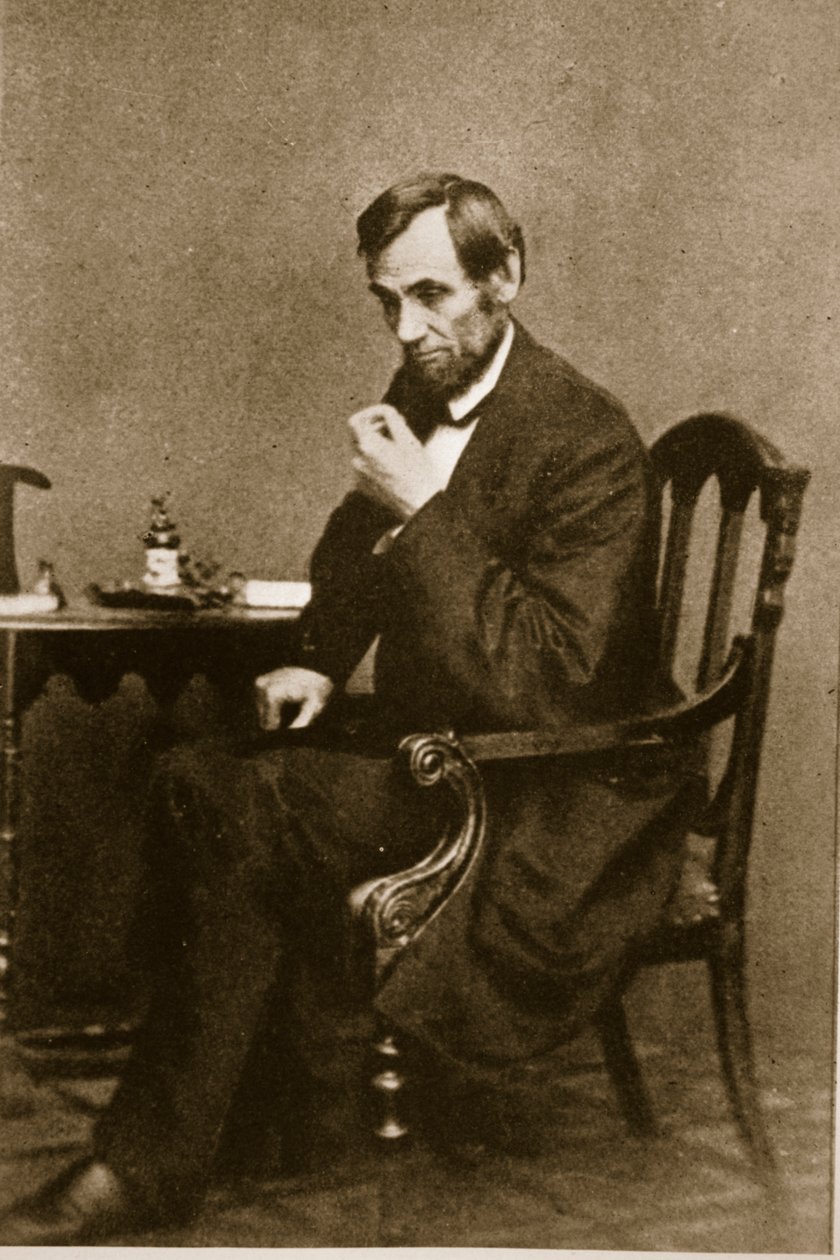 Abraham Lincoln sitter ved et skrivebord i Washington Gallery, mai 1861 av Mathew B. Brady