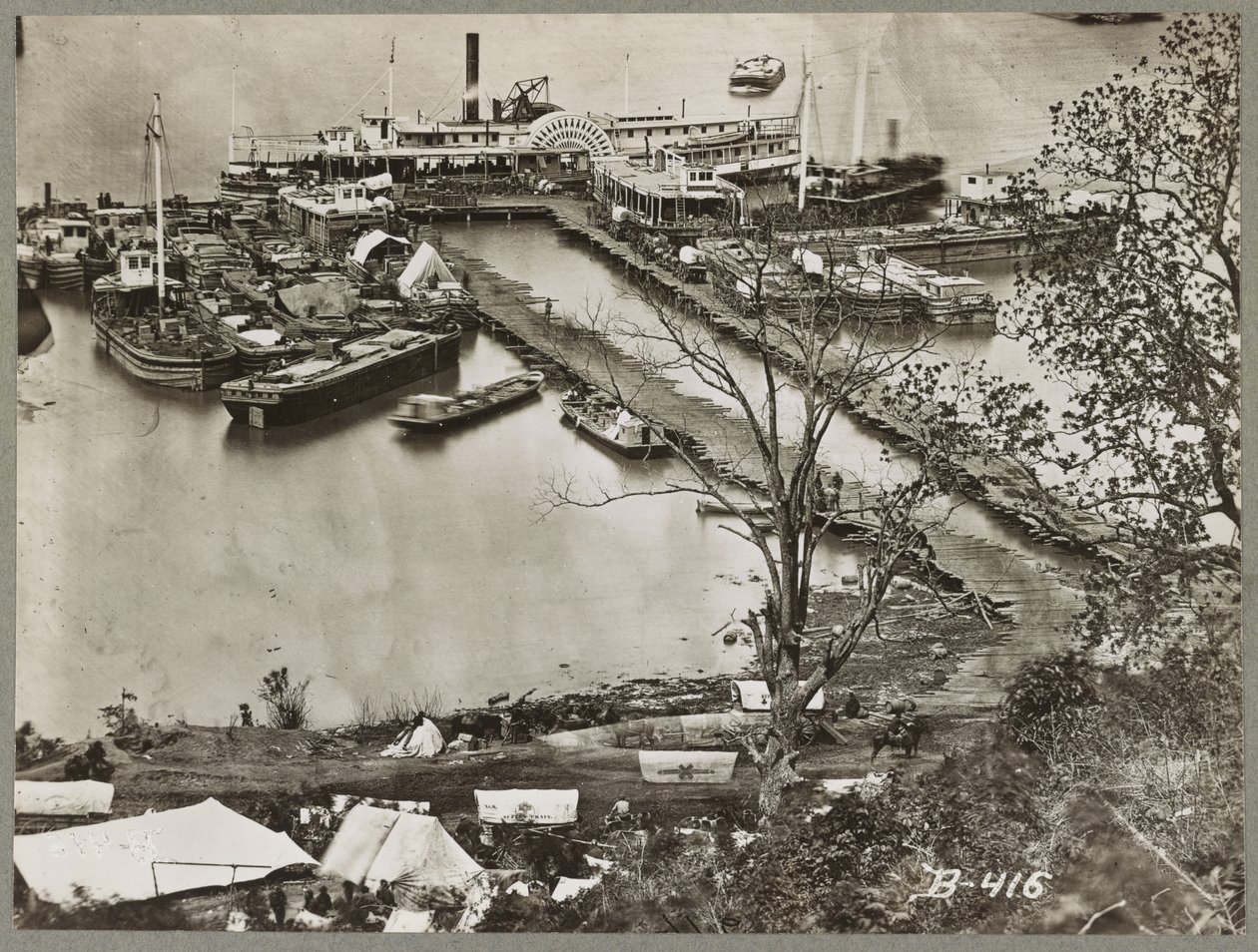 Landing av forsyninger på James River, Virginia, 1865 av Mathew B. Brady