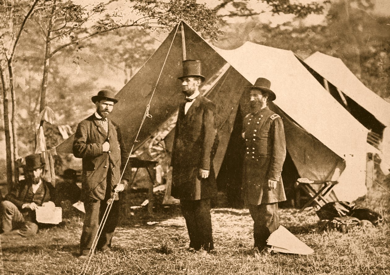 Portrett av Allan Pinkerton, president Lincoln og major J. A. McClernand, 1862 (sepiafoto) av Mathew B. Brady