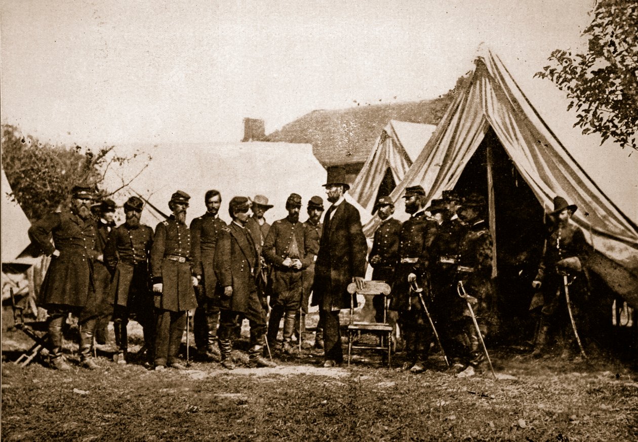 President Lincoln besøker leiren i Antietam, 4. oktober 1892 (sepia-bilde) av Mathew B. Brady