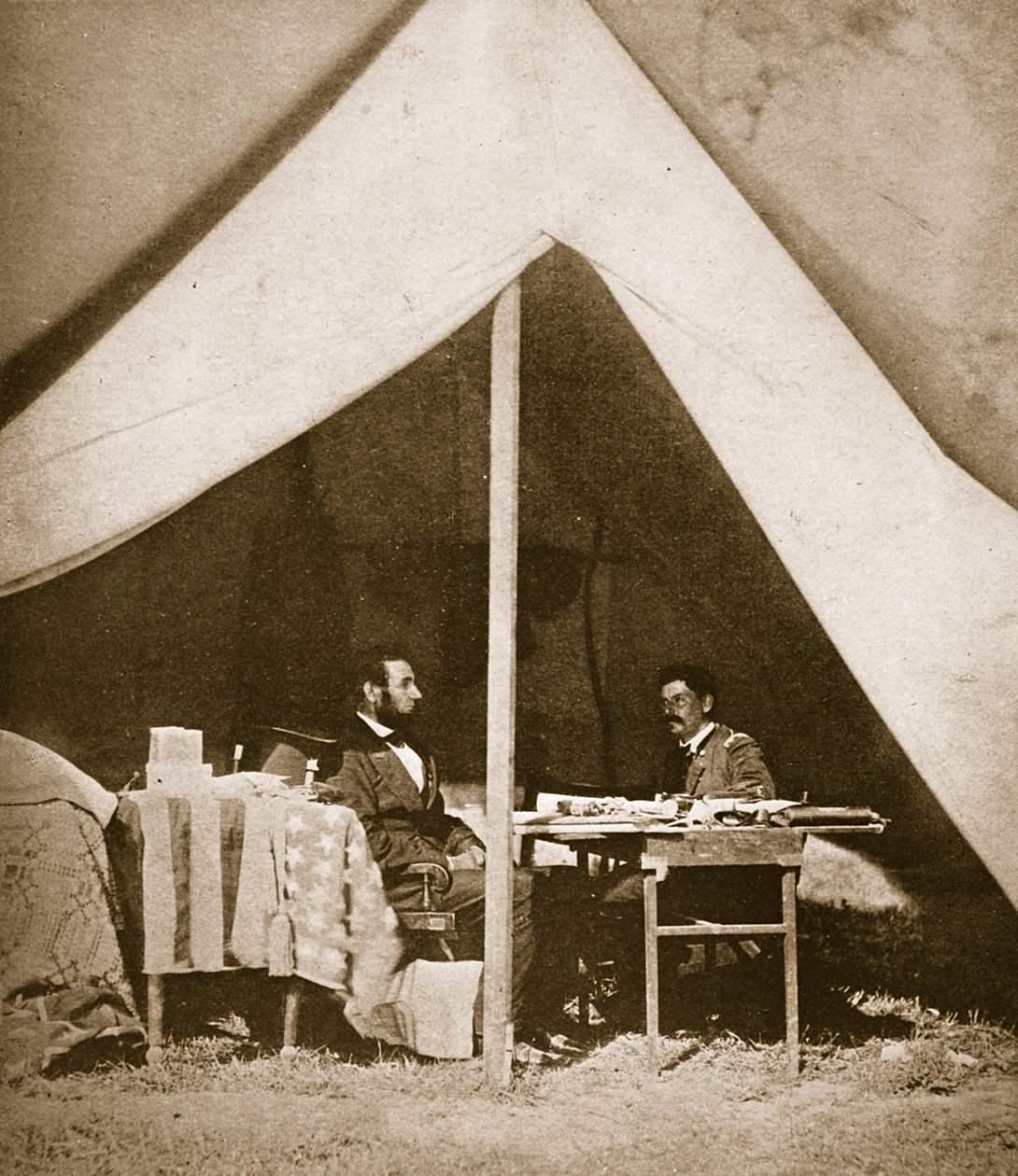 President Lincoln og general McLellan i MccLellans telt, Antietam, 4. oktober 1862 av Mathew B. Brady
