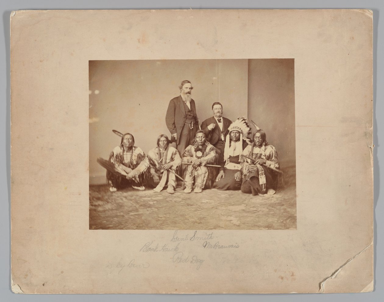 General J. E. Smith og indianere av Mathew B. Brady