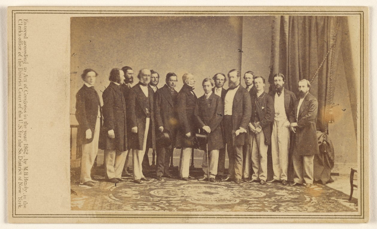 Gruppeportrett av fjorten stående menn av Mathew B. Brady