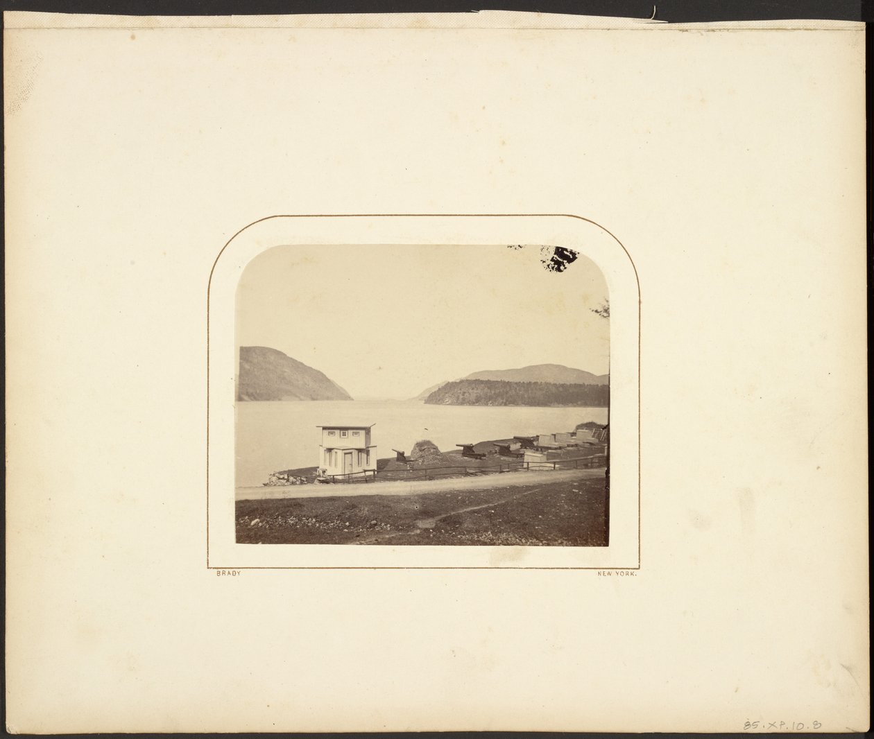 [Landskap med kanoner] av Mathew B. Brady