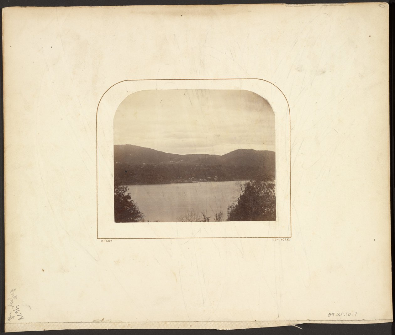 [Landskap med innsjø] av Mathew B. Brady