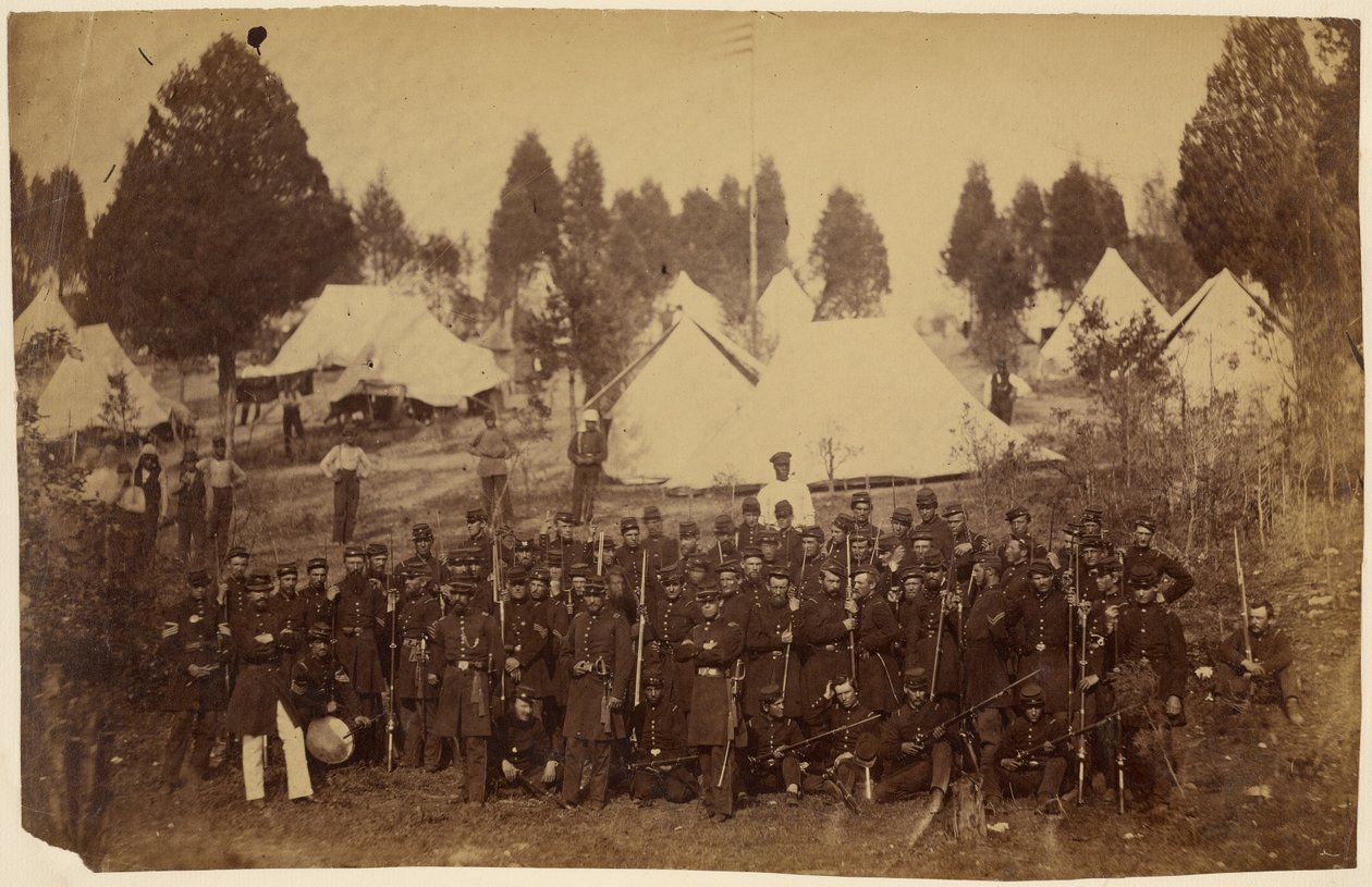 Tredje Connecticut-regiment, infanteri, Camp Douglas, 1861/[Unionstropper og leirfølgere] av Mathew B. Brady