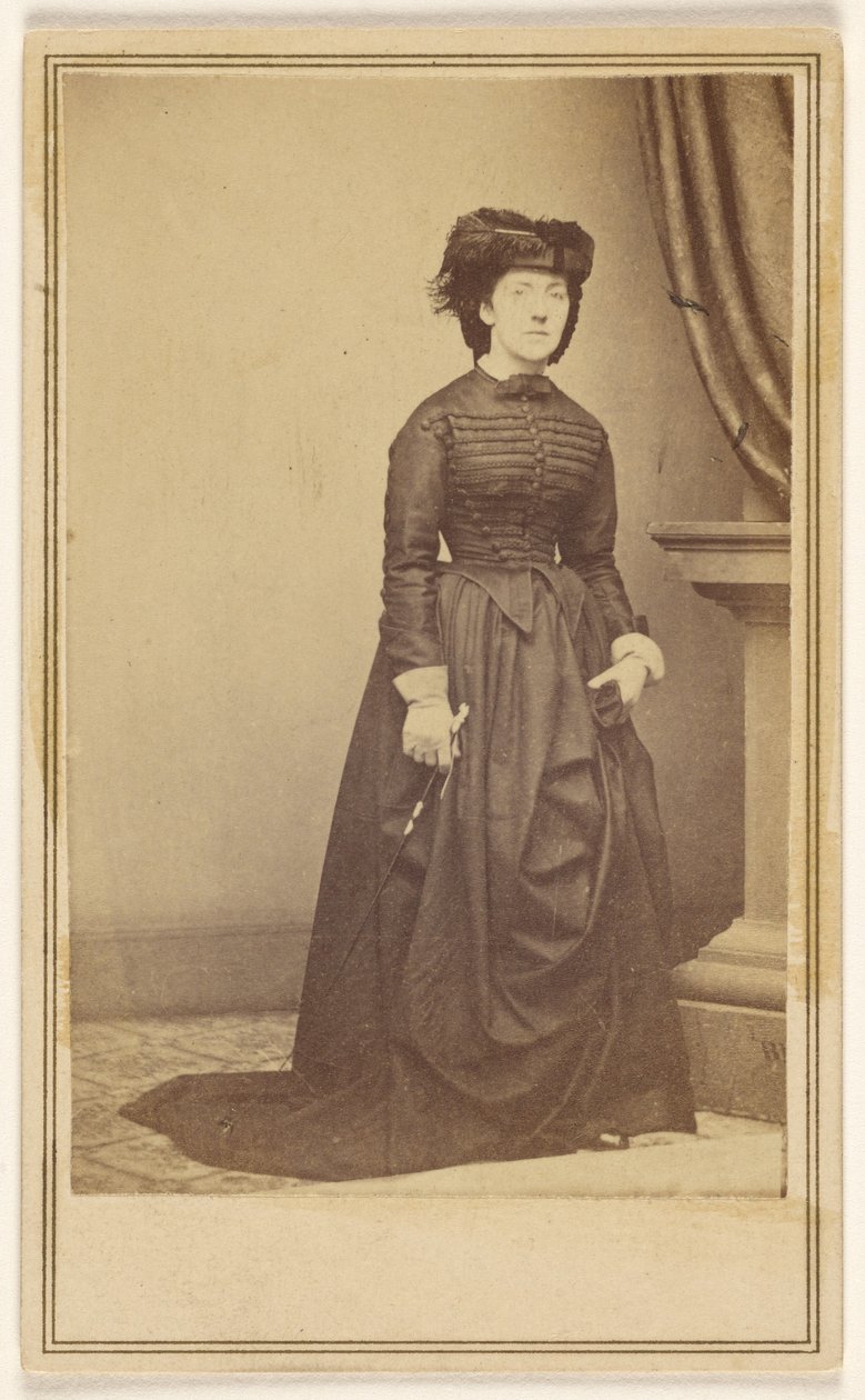 [Uidentifisert kvinne med hatt og lang mørk kjole.] av Mathew B. Brady