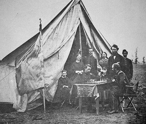 Oberst James P. McMahon med familie og venner som spiller sjakk ved 164. New York Infantry Regiment-hovedkvarter (s/hv-bilde) av Mathew Brady