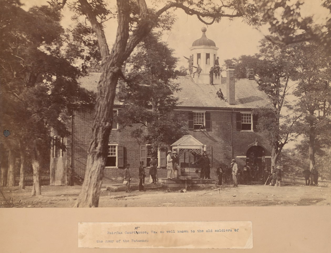 Fairfax Court House, Virginia, med unionssoldater foran og på taket, 1863. av Mathew Brady