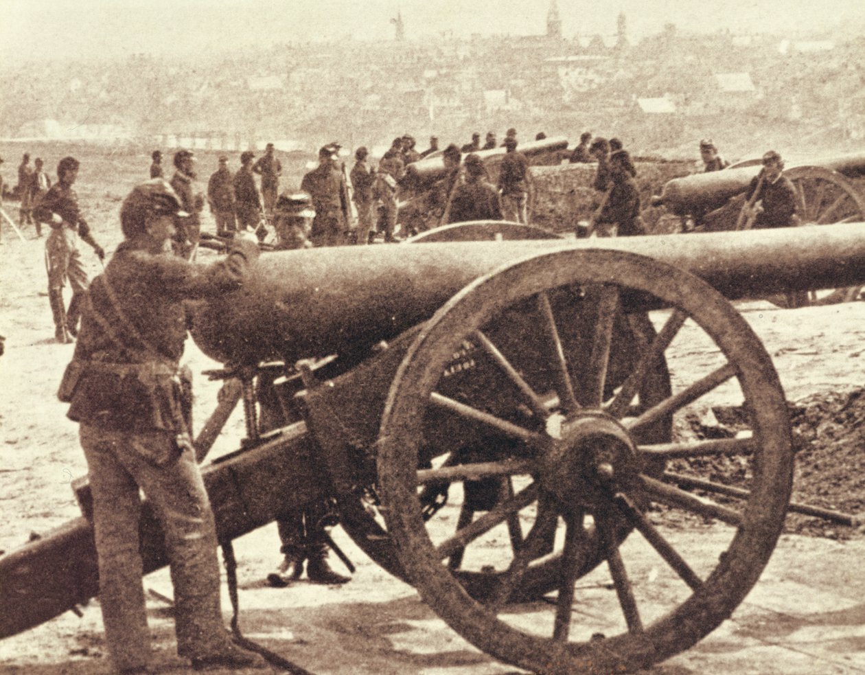 Føderalt artilleri under den amerikanske borgerkrigen (1861-65) (s/hvitt-bilde) av Mathew Brady