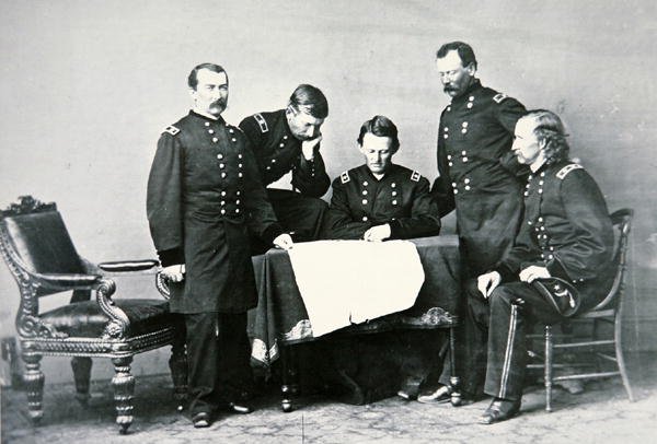 General Sheridan (1831-88) i konferanse med sine ansatte, inkludert George Custer (1839-76) (s/hv-bilde) av Mathew Brady