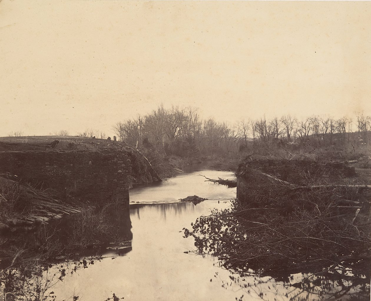 Ruinene av Stone Bridge - Bull Run, 1862. av Mathew Brady