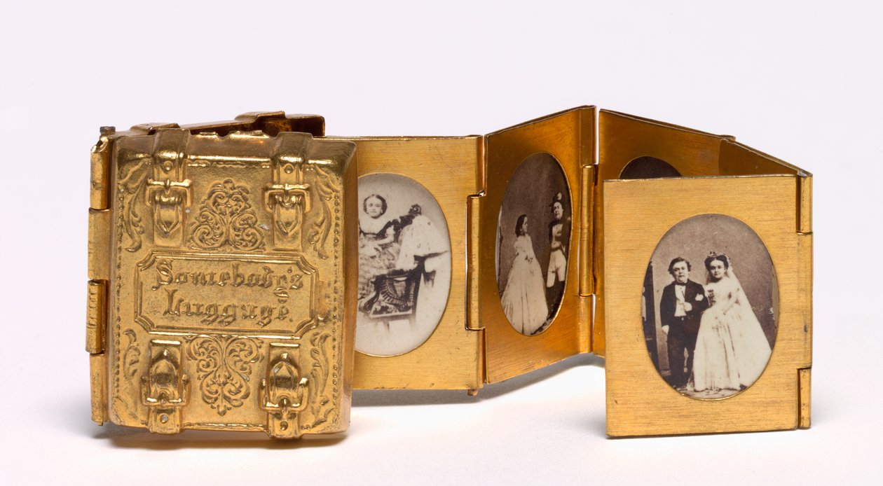 Somebodys Luggage Miniature Wedding Album av Tom Thumb og Lavinia Warren, ca. 1863. av Mathew B. Brady