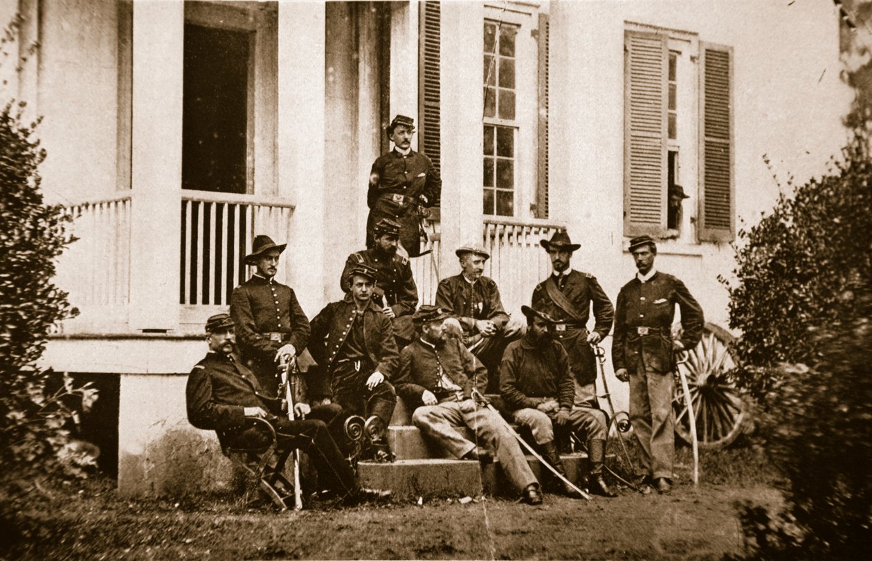 De 164. New York-frivillige ved general McMahons hovedkvarter, 1861-65 (sepia-bilde) av Mathew B. Brady