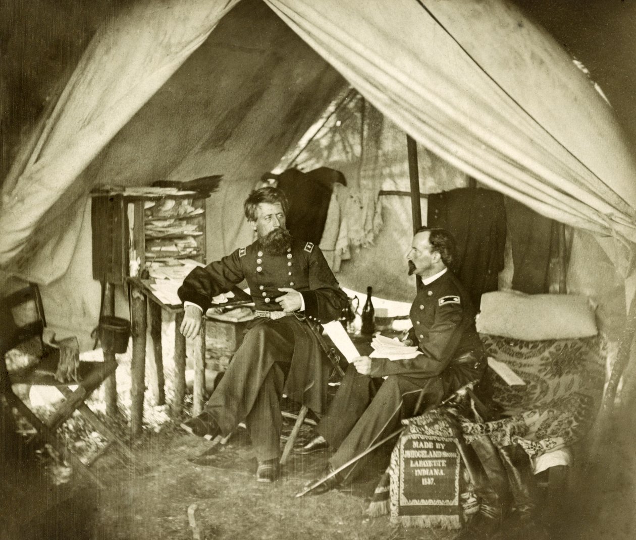 General Jefferson C. Davis & offiser Sittende i et telt, pub.1861 (bilde) av Mathew and studio Brady