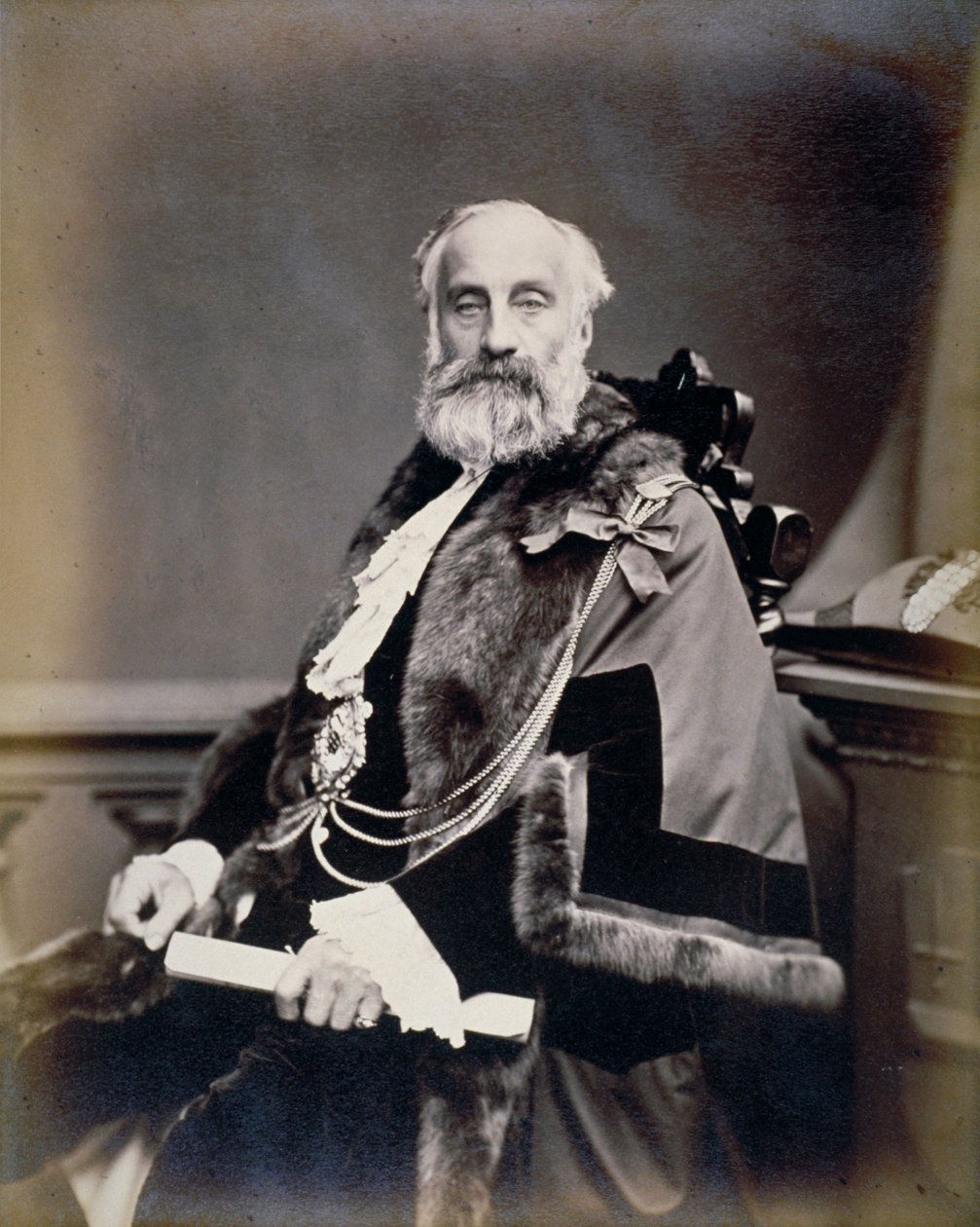 Mr Burt, sheriff i London, iført skarlagensrød kjole, shrieval-merke og kjede, c1865 av Maull and Co