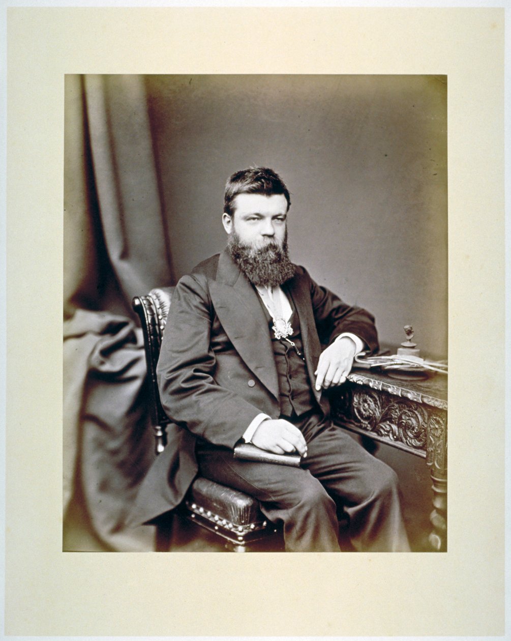 TC Fendick, Master of the Worshipful Company of Glaziers med mestermerket sitt, c1865 av Maull and Co