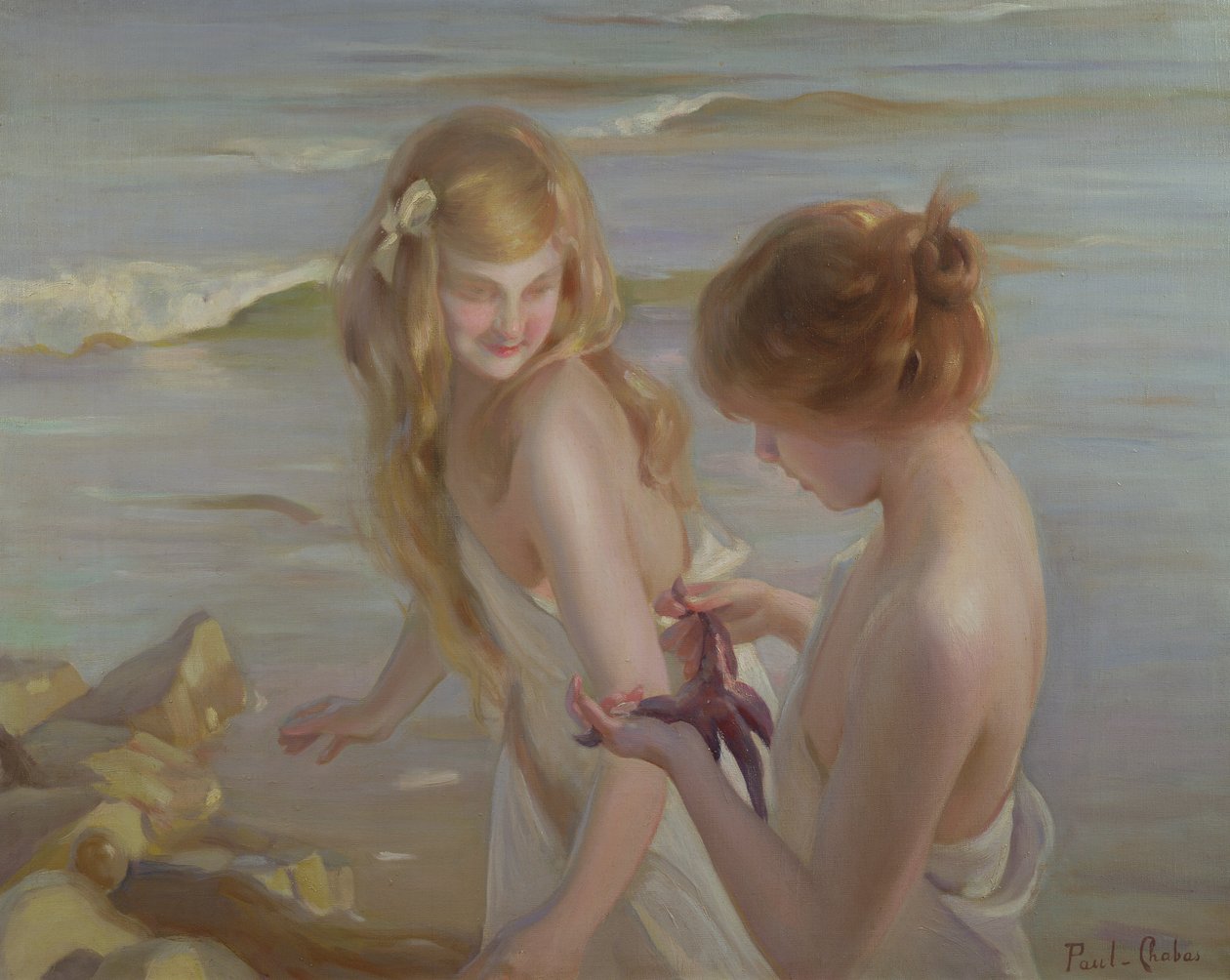 To jenter med en sjøstjerne på en strand av Maurice Chabas