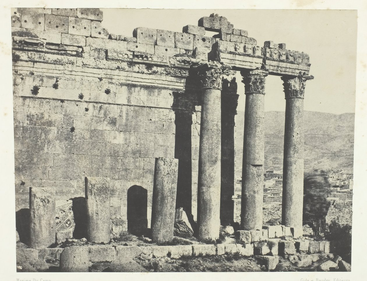 Baalbeck Heliopolis, Jupiters tempel, vestlig fasade, Syria, 184951, trykt 1852. av Maxime Du Camp