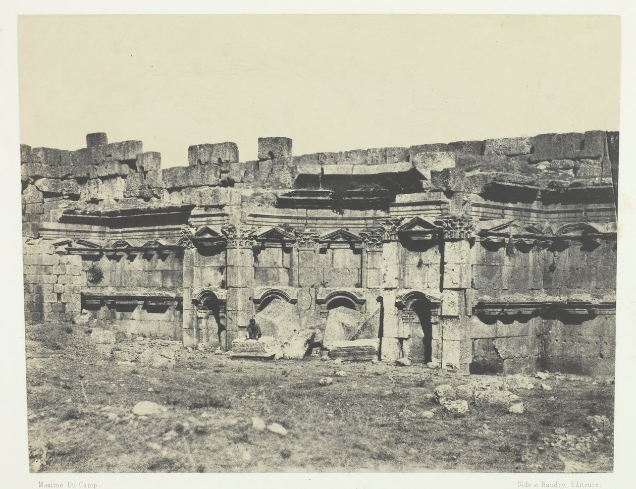 Baalbeck, Interior of the Enclosure of the Temples of the Sun and Jupiter, Syria, 184951, trykt 1852. av Maxime Du Camp