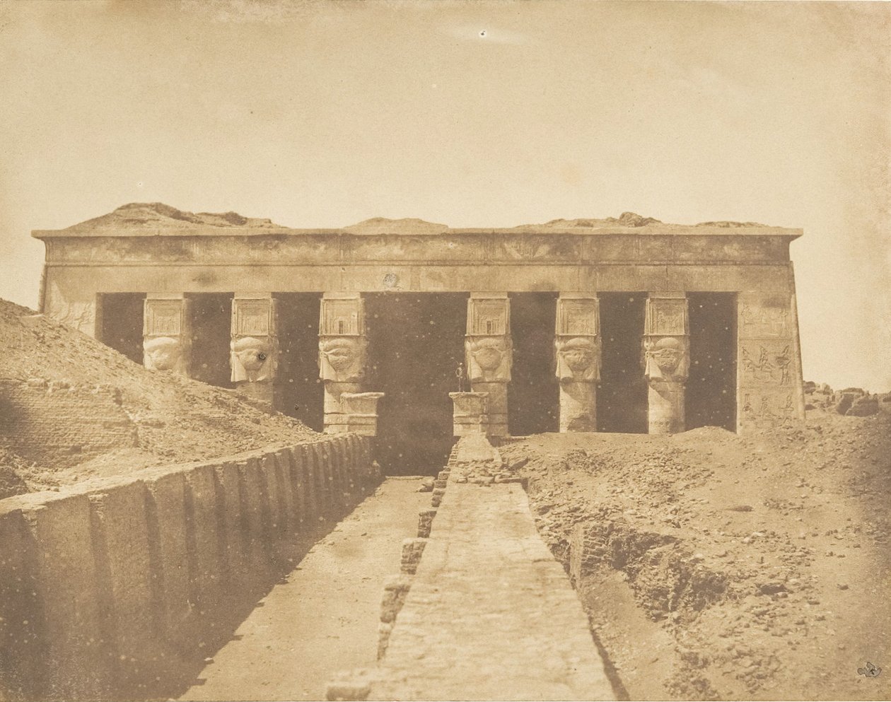 Fasade av Athor-tempelet ved Dendera Tentyris, 1849-50. av Maxime Du Camp