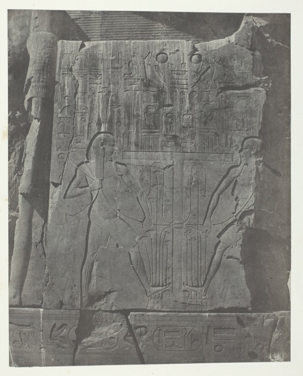 Gournah, Sculptures from the Throne of the Colossi, Theben, 184951, trykt 1852. av Maxime Du Camp