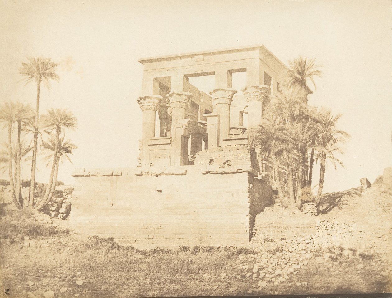 Greater Hypetra eller Typhonium, ved Philae - Utsikt tatt fra øst, 1849-50. av Maxime Du Camp