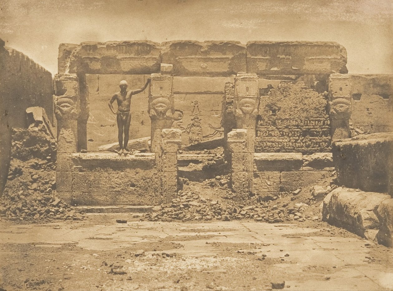 Hypeter av Athor, på terrassen til Det store tempelet til Dendera Tentyris, 1849-50. av Maxime Du Camp