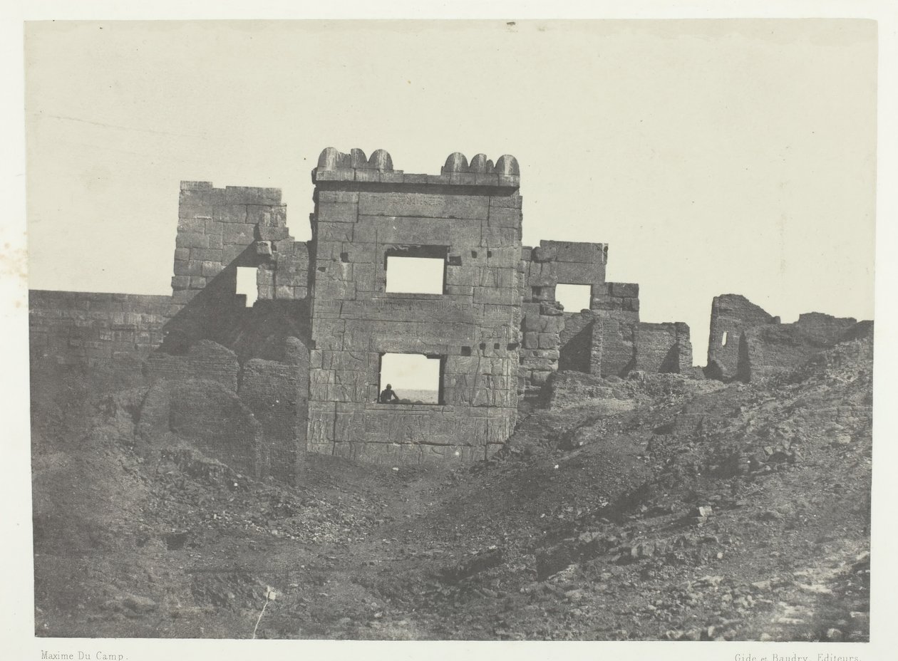Medinet-Habou, østlige fasade av Gyneceum av Ramses-Mèiamoun, Theben, 184951, trykt 1852. av Maxime Du Camp