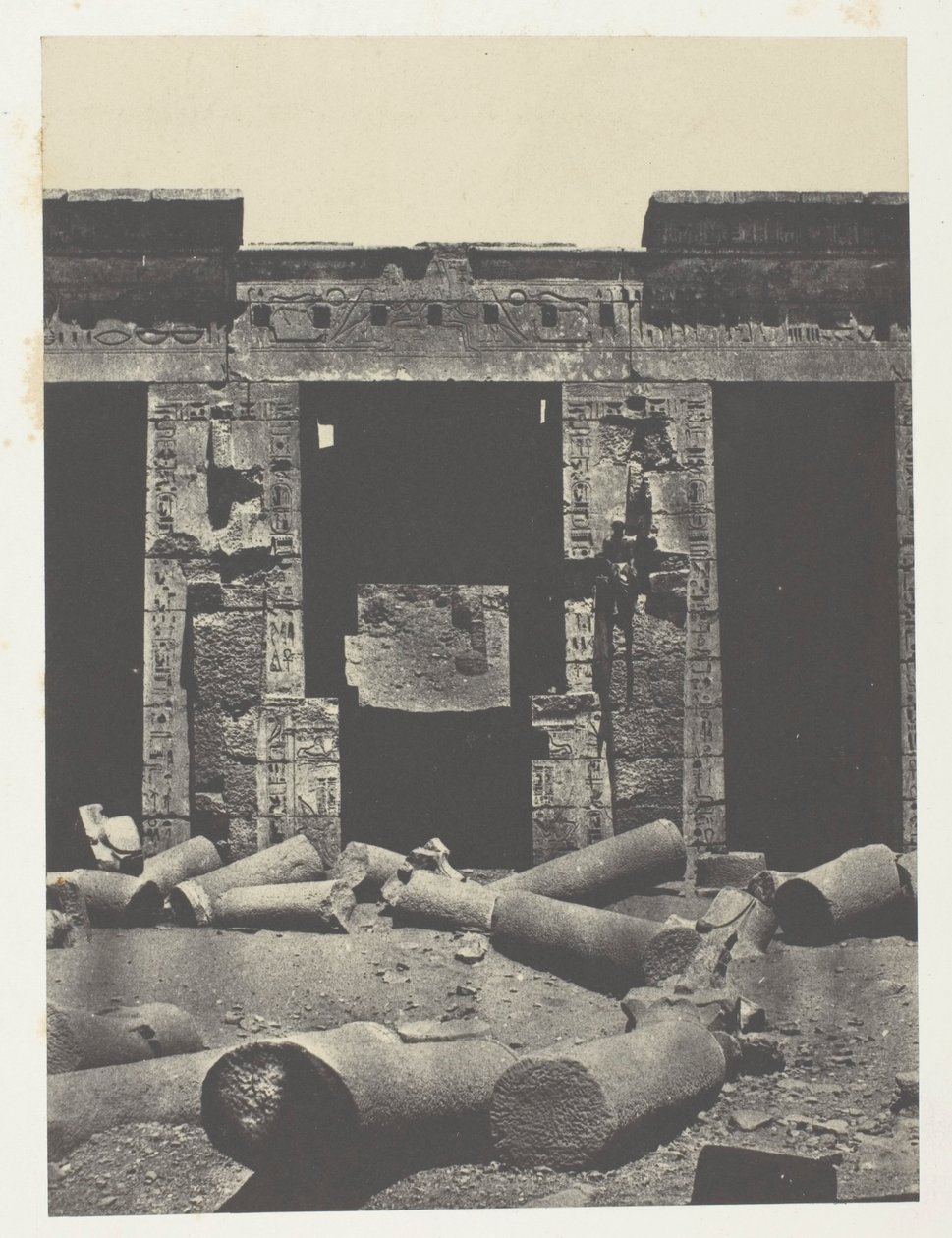 Medinet-Habou, den østlige delen av peristilen til Ramses-Méiamoun-palasset; Theben av Maxime Du Camp