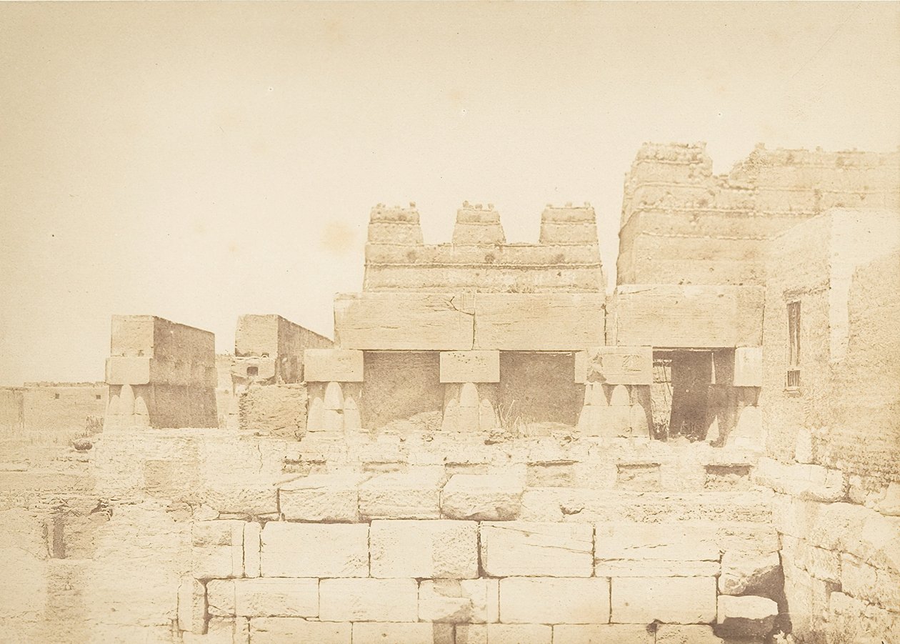 Dueslag bygget på den sørlige søylegangen til palasset til Amenhotep III, i Luxor, Theben, 1849-50. av Maxime Du Camp